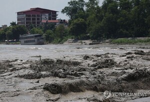 네팔 사고현장에 헬기에 드론 투입했지만... 수색 난항
