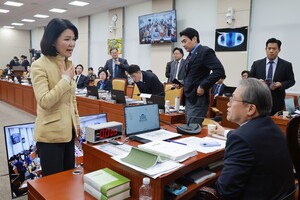 [이슈국감] 공영방송 감사보다 '제척 공방'…여야 충돌에 과방위 파행