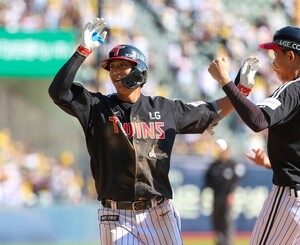 LG 송찬의, 준PO 1차전서 선제 솔로포… KIA는 카스트로 동점포